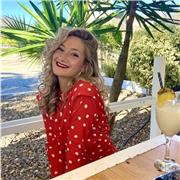 Imparto clases de apoyo escolar en bachillerato, secundaria y primaria y me defino como una persona activa y perfeccionista con su enseñanza y alumnos